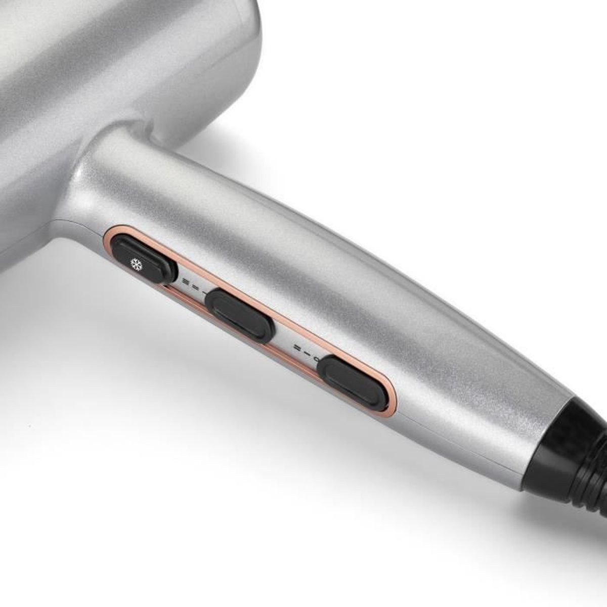 Zbliżenie srebrnej suszarki do włosów z czarnymi przyciskami i detalami w kolorze różowego złota.