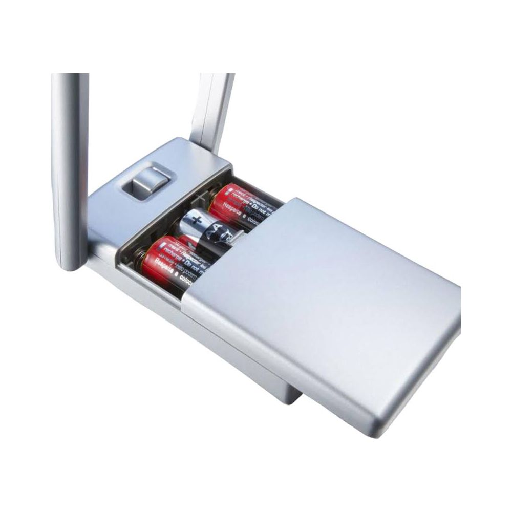 Silbernes Gehäuse mit geöffnetem Batteriefach, drei Batterien sichtbar.