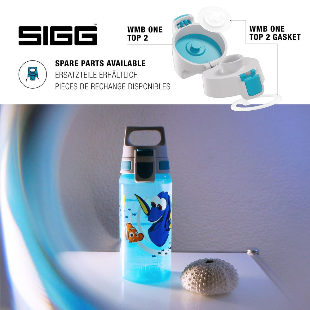 Blaue SIGG-Flasche mit Disney-Figuren, Deckel und Seeigel.