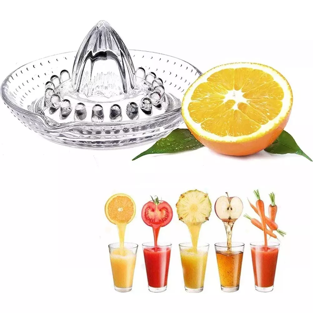 Glas-Zitruspresse mit halber Orange, daneben Früchte und Gemüse, die in Gläser tropfen.