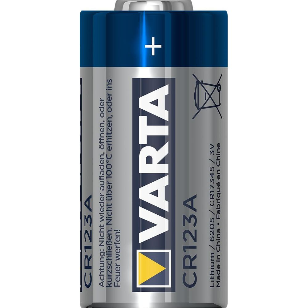 Eine Varta CR123A Lithiumbatterie mit Pluszeichen und Warnsymbolen.