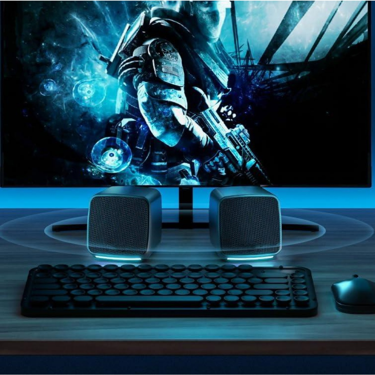 Ein Gaming-Setup mit Monitor, zwei Lautsprechern, Tastatur und Maus.