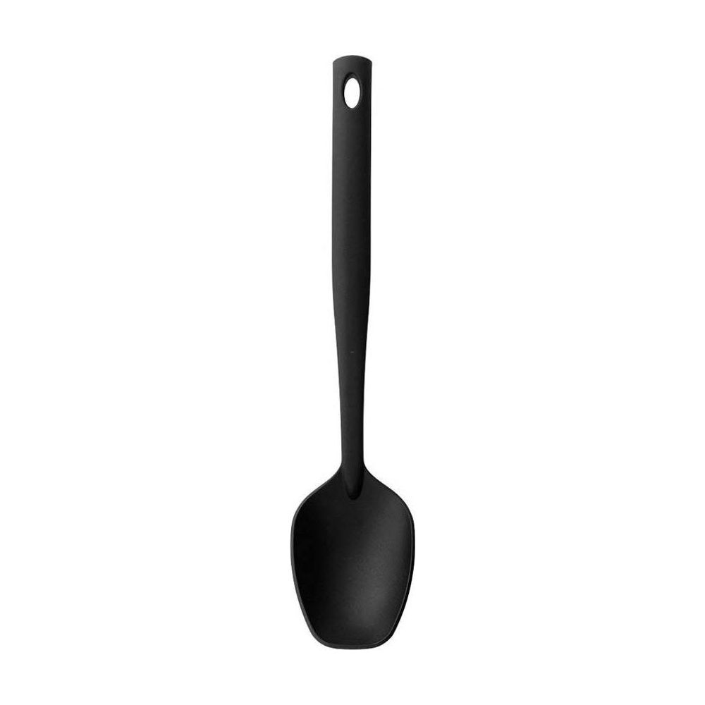 Un cucchiaio nero con manico lungo e un foro in cima.