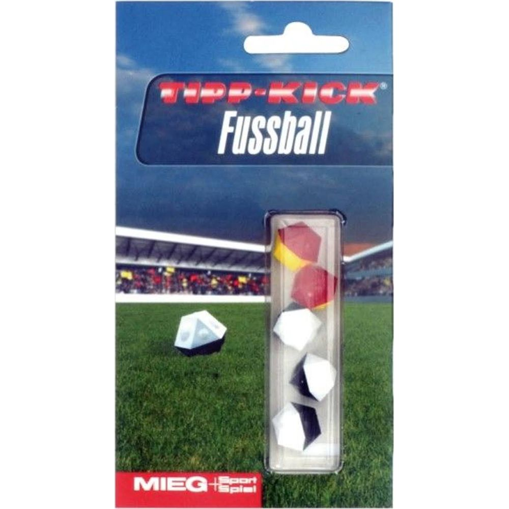 Verpackung mit Fußball-Accessoires auf Kunstrasen, mit Tribünen im Hintergrund.