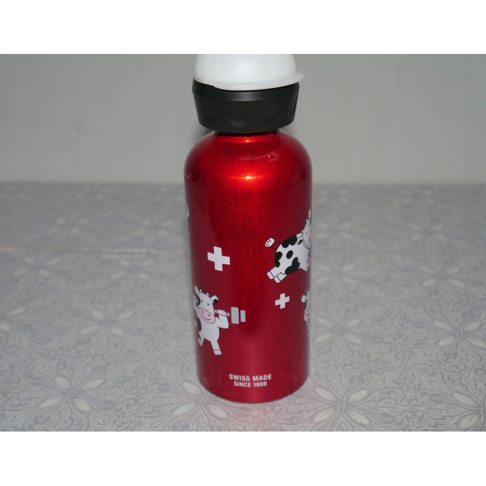 Rote Trinkflasche mit Kühen und Kreuzen, 