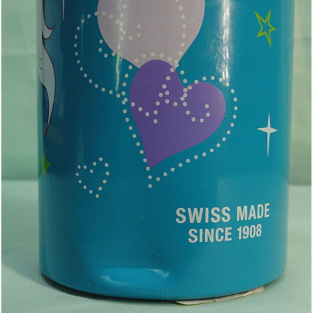 Türkisfarbener Becher mit Herzen, Sternen und „SWISS MADE SINCE 1908“.