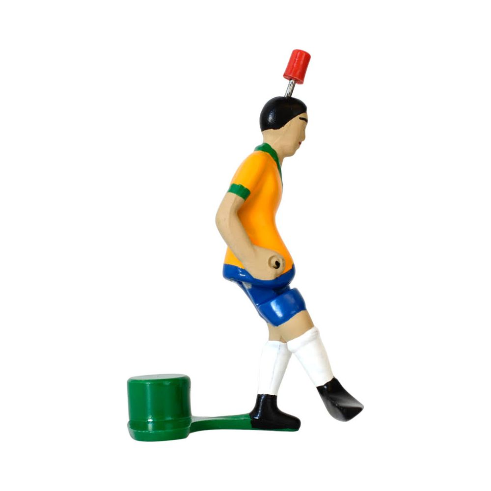 Ein Tischfußballspieler in Gelb und Blau mit rotem Hütchen auf dem Kopf.