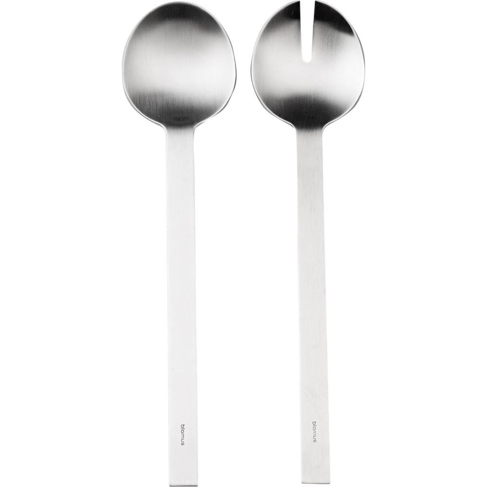 Zwei polierte Salatbesteck-Löffel aus Metall, nebeneinander auf weißem Hintergrund.