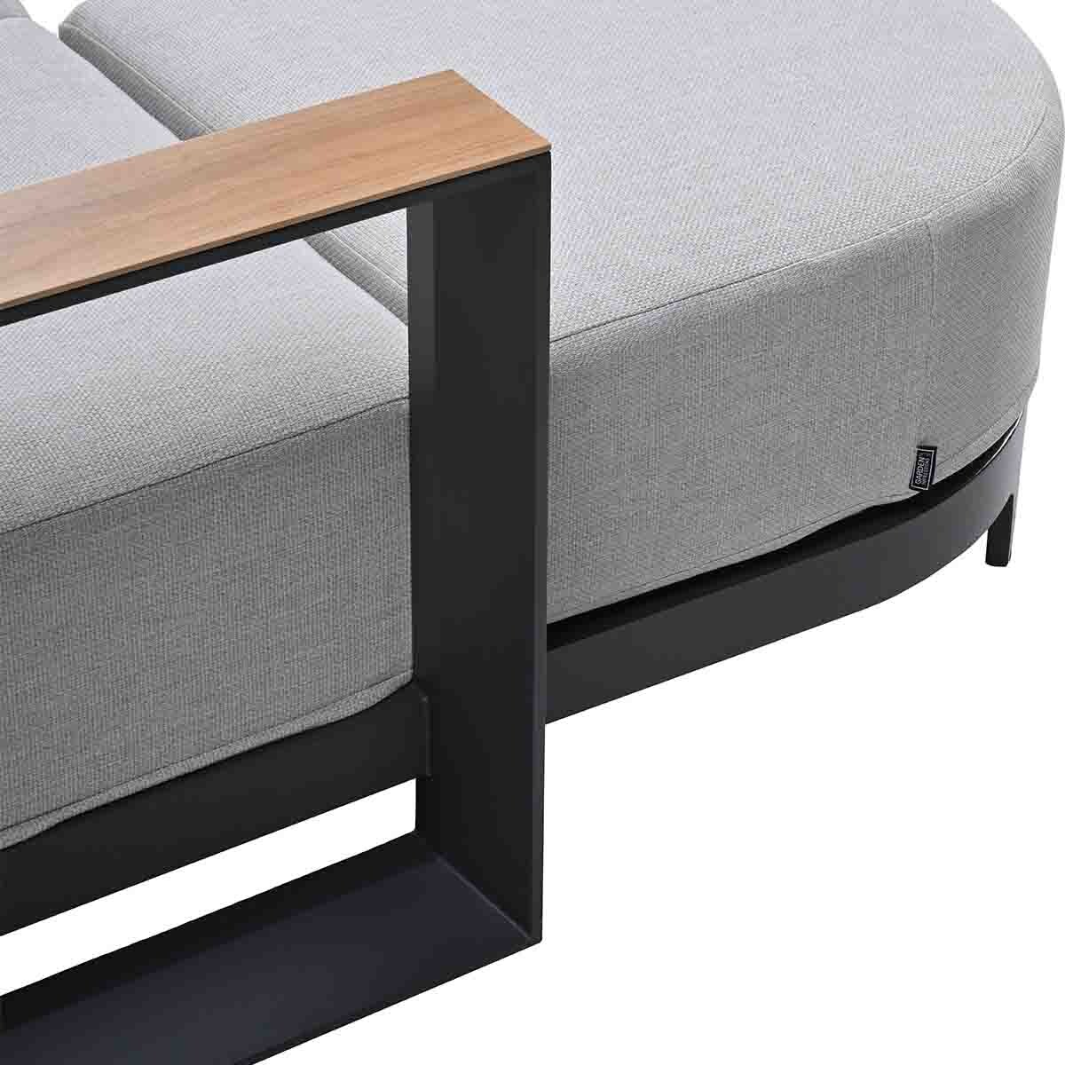 Grijze buitenbank met houten armleuning en zwart metalen frame.