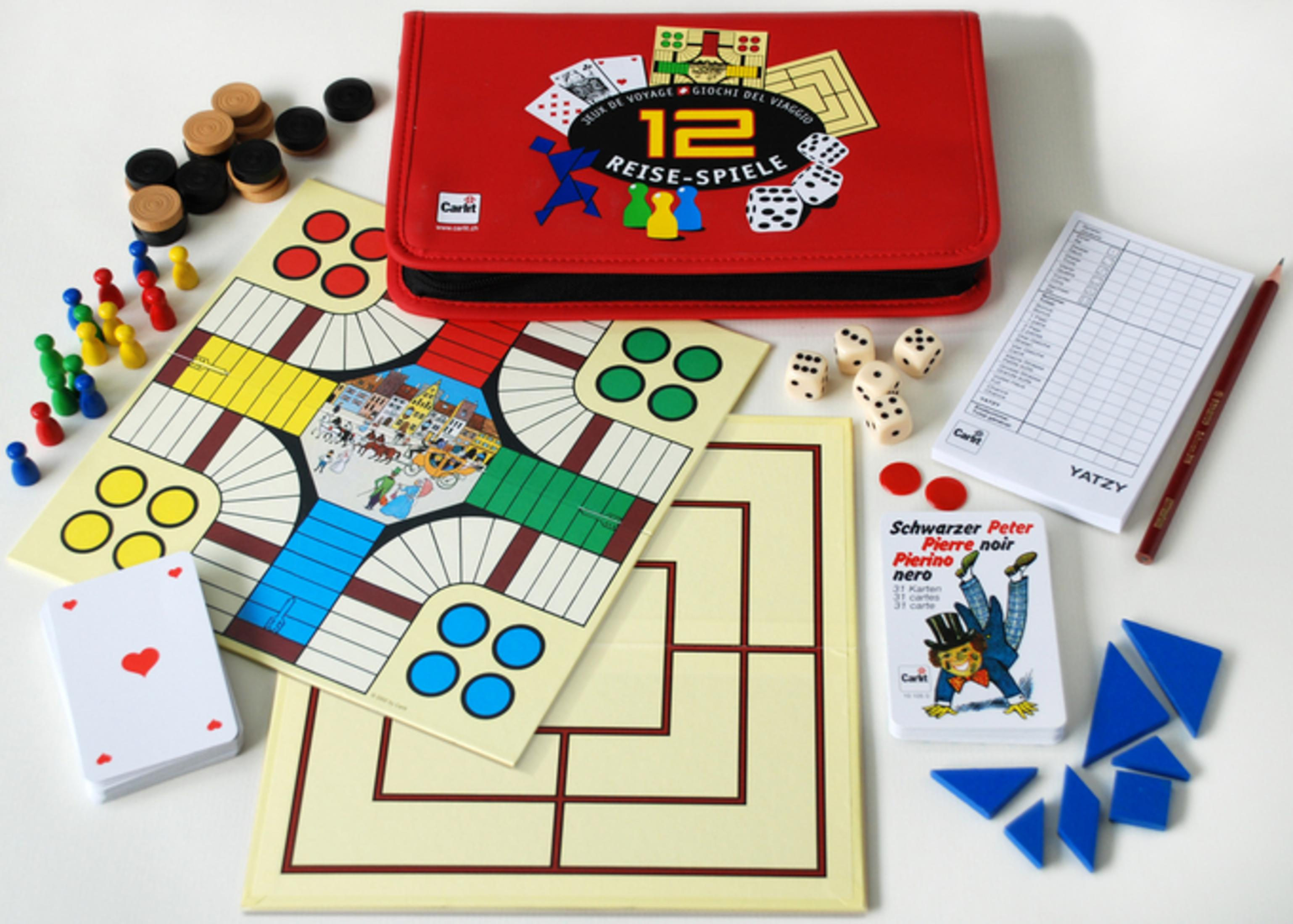 Un jeu de voyage avec plateaux, pions, dés et cartes.