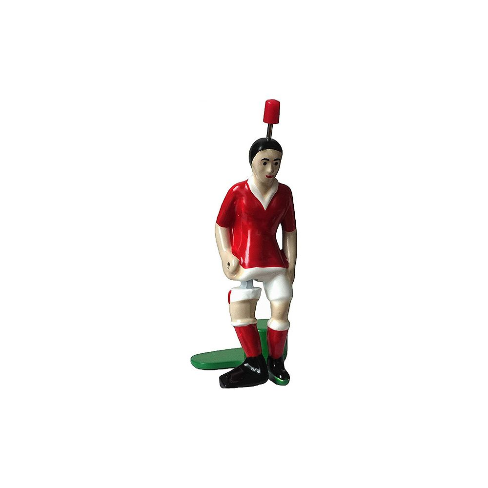 Fußballfigur in Rot und Weiß mit rotem Kopf auf grünem Sockel.