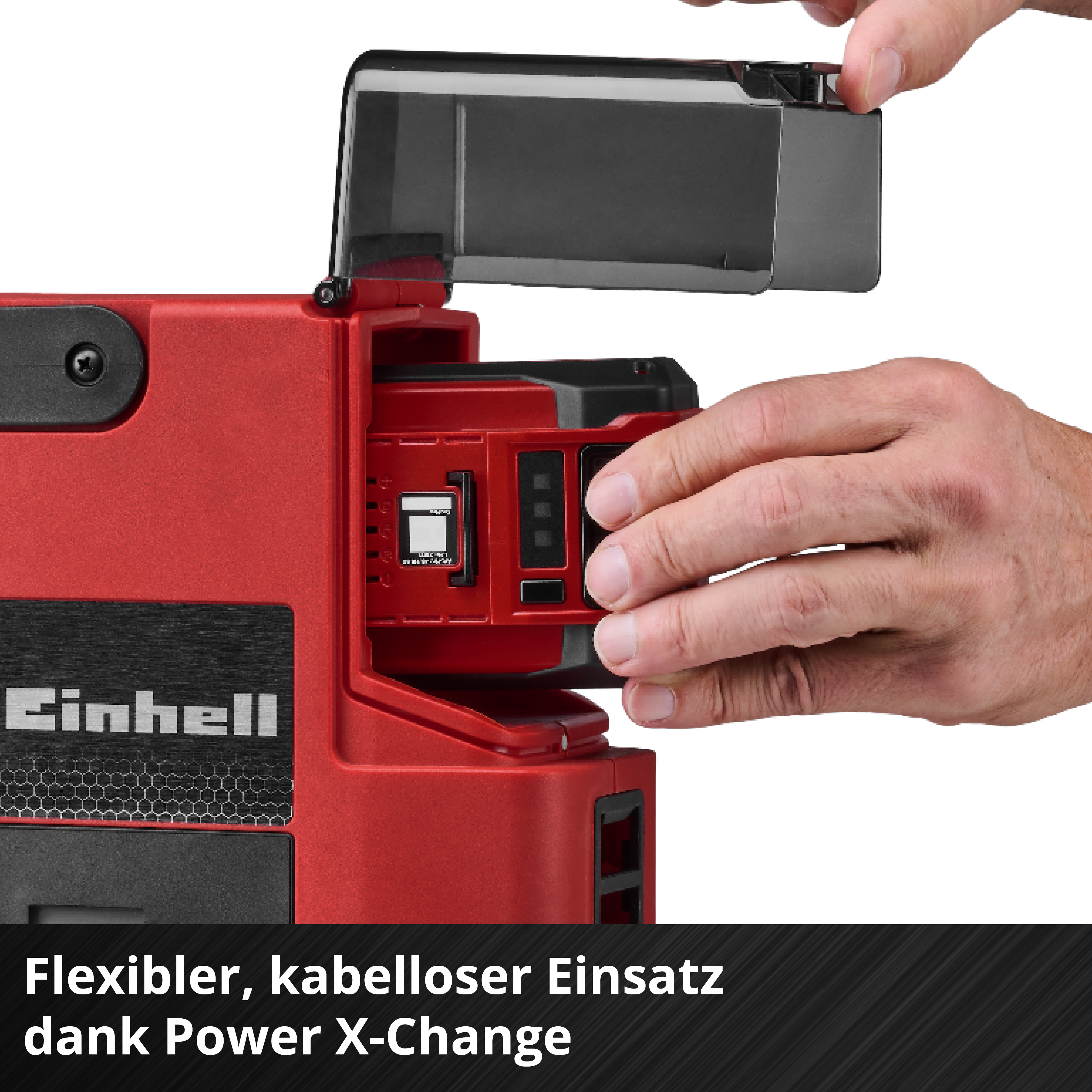 Eine Hand setzt einen roten Akku in ein rotes Einhell-Gerät ein.