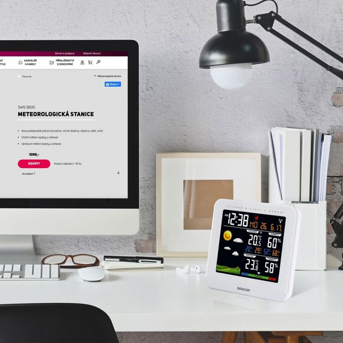 Ekran komputera pokazuje produkt stacji pogodowej. Obok stoi stacja pogodowa.