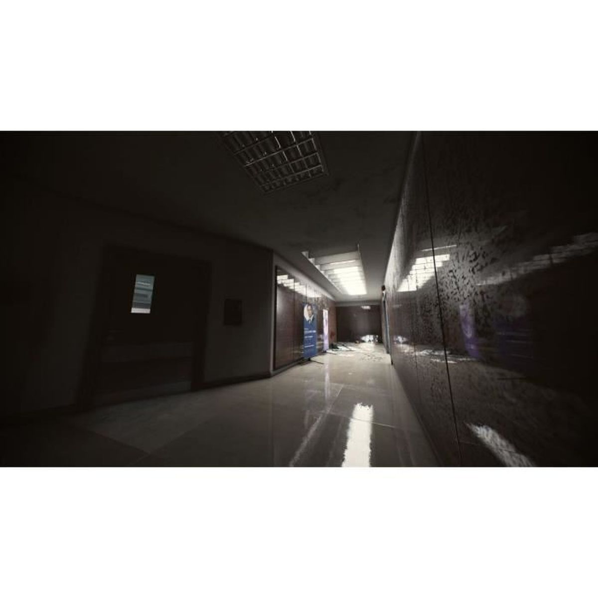 Corridoio buio con luci, porte e distributore automatico. Il pavimento è lucido.