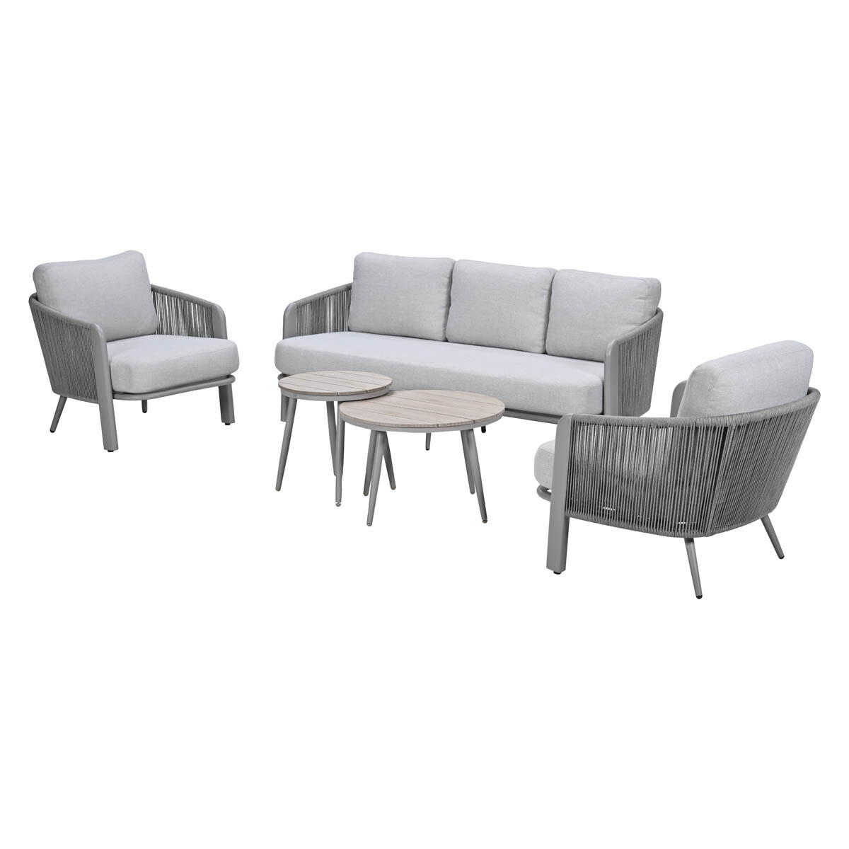 Grijze buitenmeubels: bank, twee fauteuils en twee ronde salontafels.