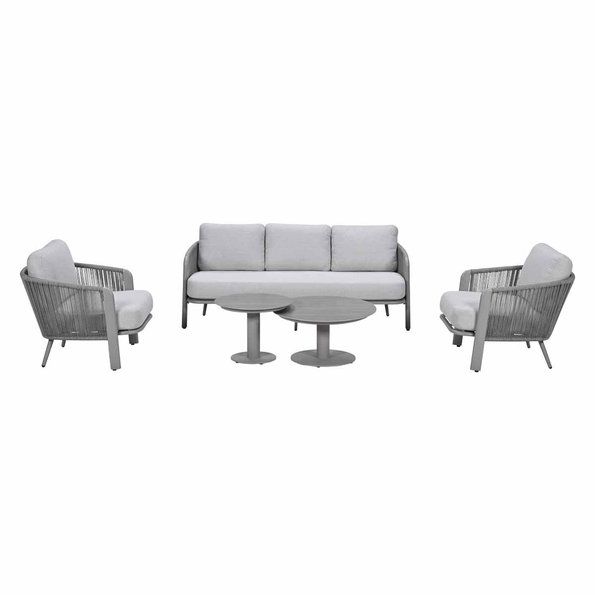 Een grijze buitenbank, twee fauteuils en twee ronde salontafels op witte achtergrond.