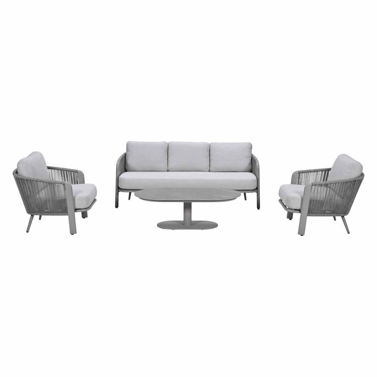 Grijze bank, twee fauteuils en een ovale salontafel op witte achtergrond.