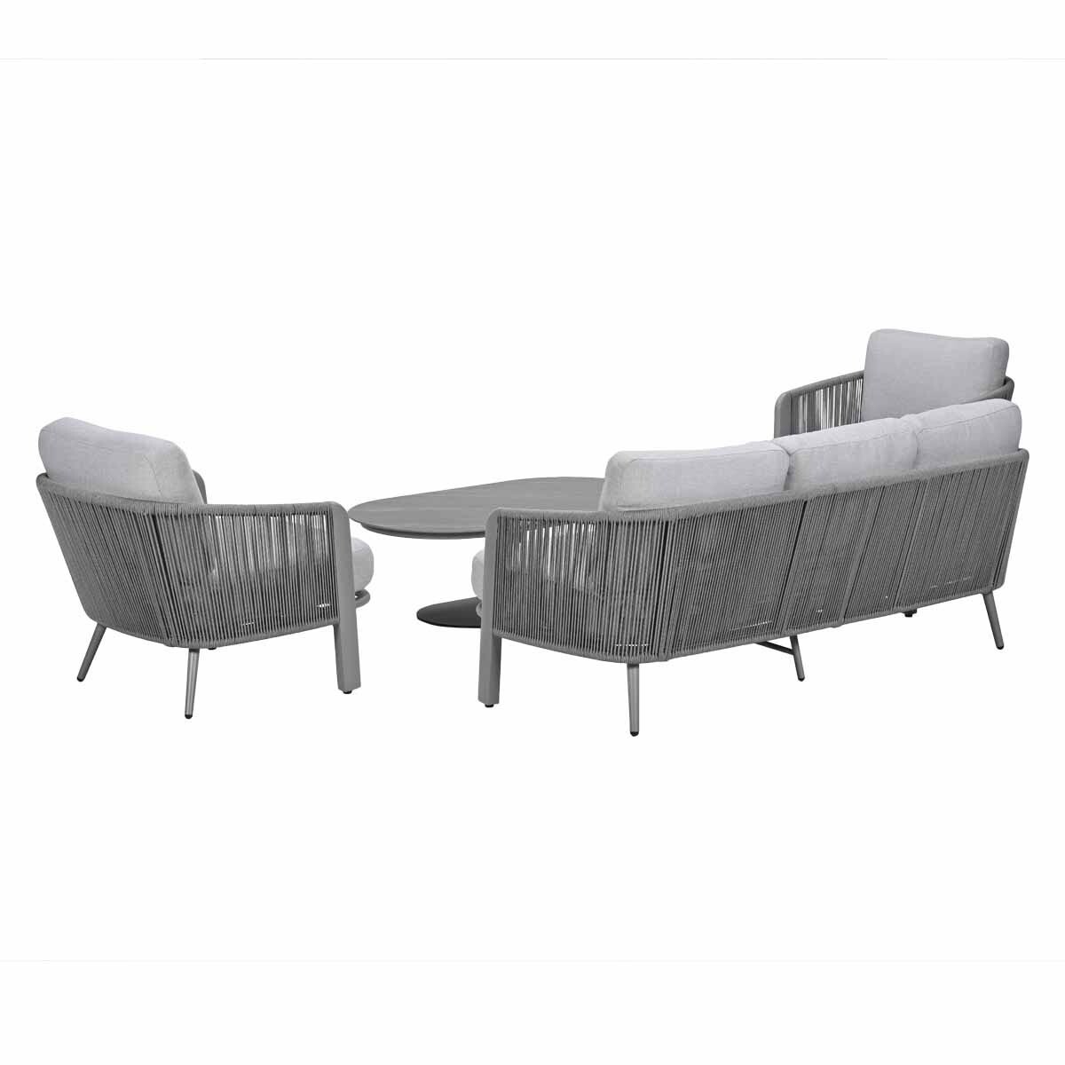 Grijze geweven bank en twee fauteuils met een ronde tafel.