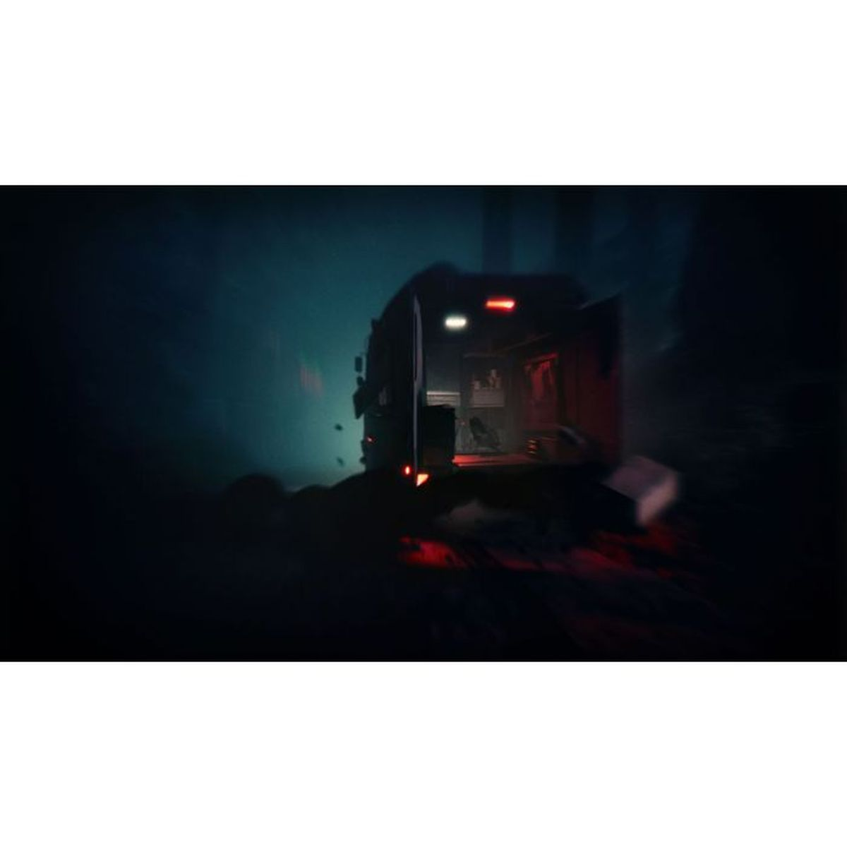 Scena buia e nebbiosa con un camion. Luci rosse e bianche brillano dal retro aperto.
