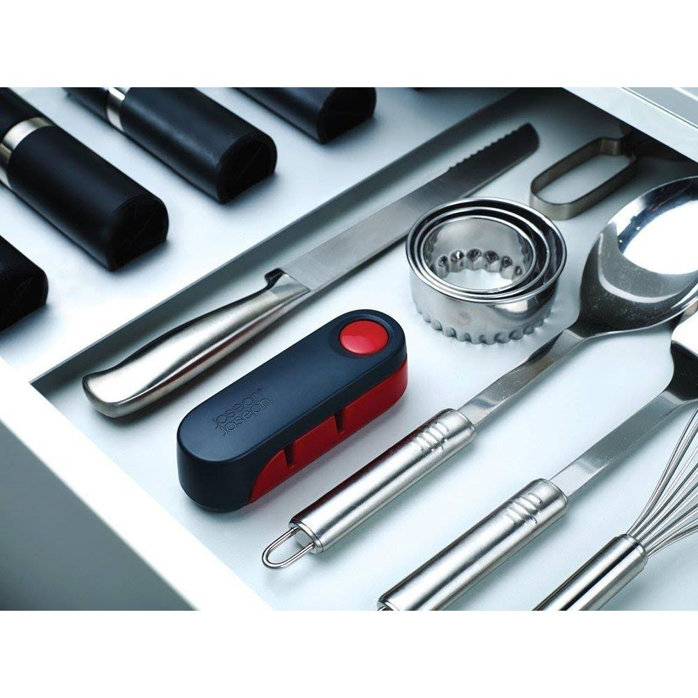 Utensilios de cocina en un cajón: cuchillo, cuchara, batidor, cortadores.