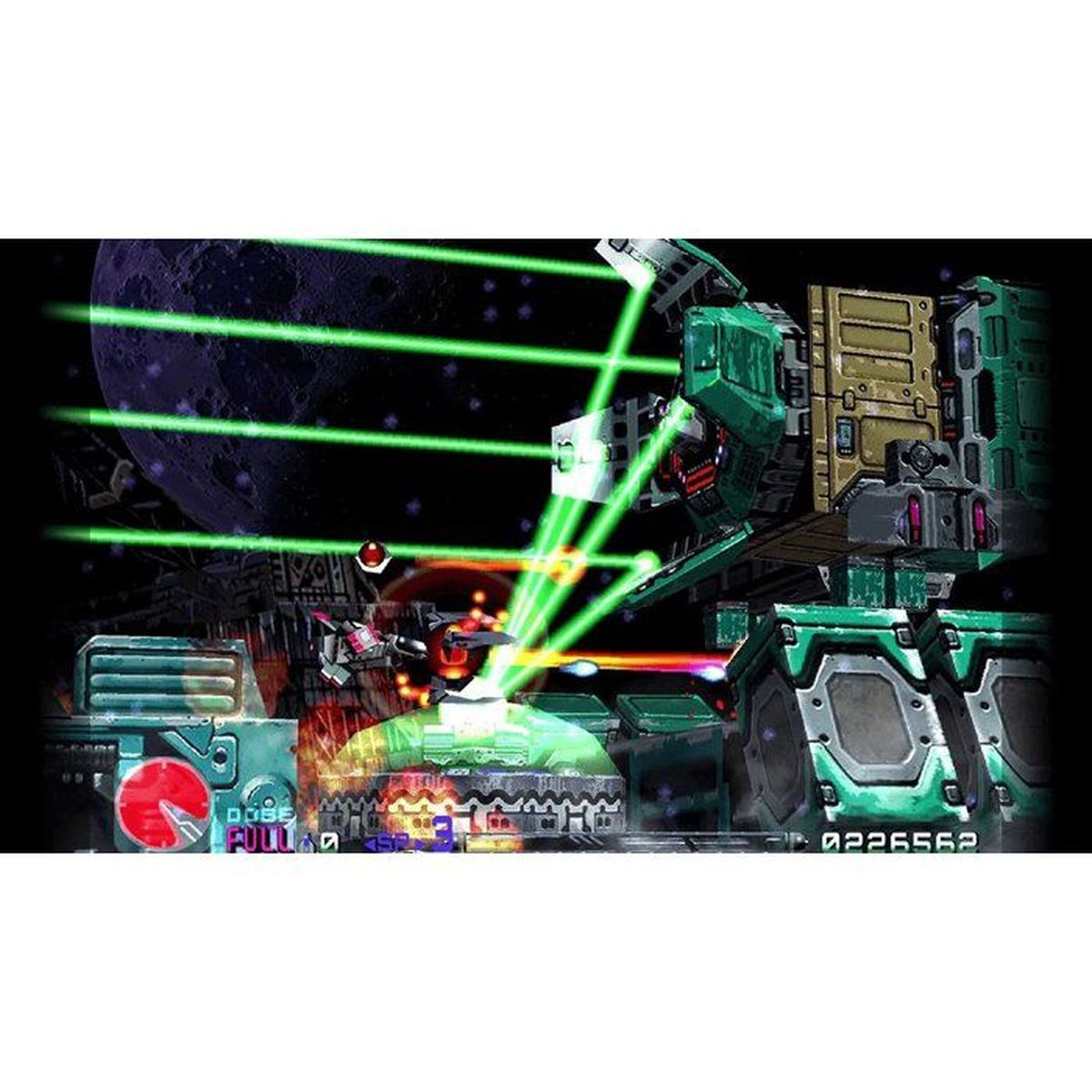 Statek kosmiczny walczy z gigantyczną zieloną maszyną zielonymi promieniami lasera.