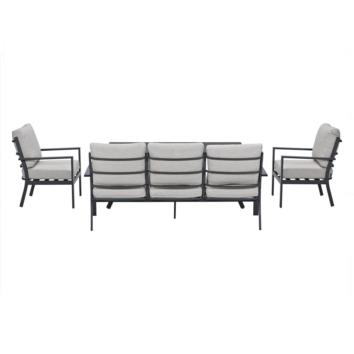 Een zwarte metalen bank en twee fauteuils met lichtgrijze kussens op witte achtergrond.
