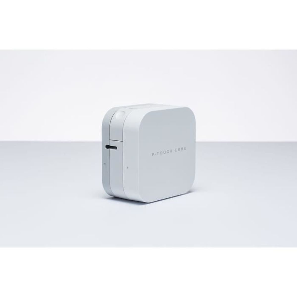 Une imprimante d'étiquettes P-Touch Cube blanche sur une surface blanche.