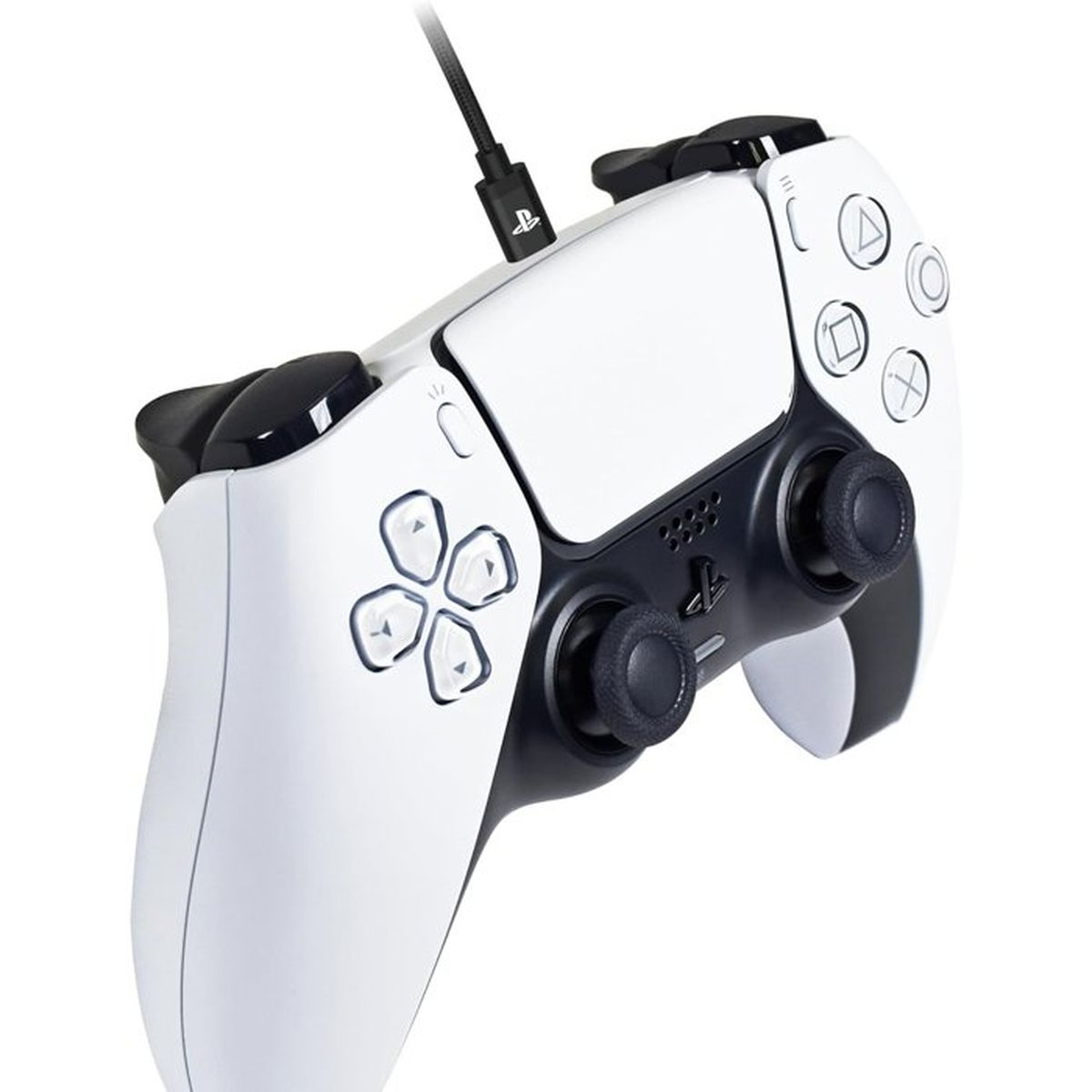 Biały kontroler PlayStation 5 jest podłączony czarnym kablem USB.