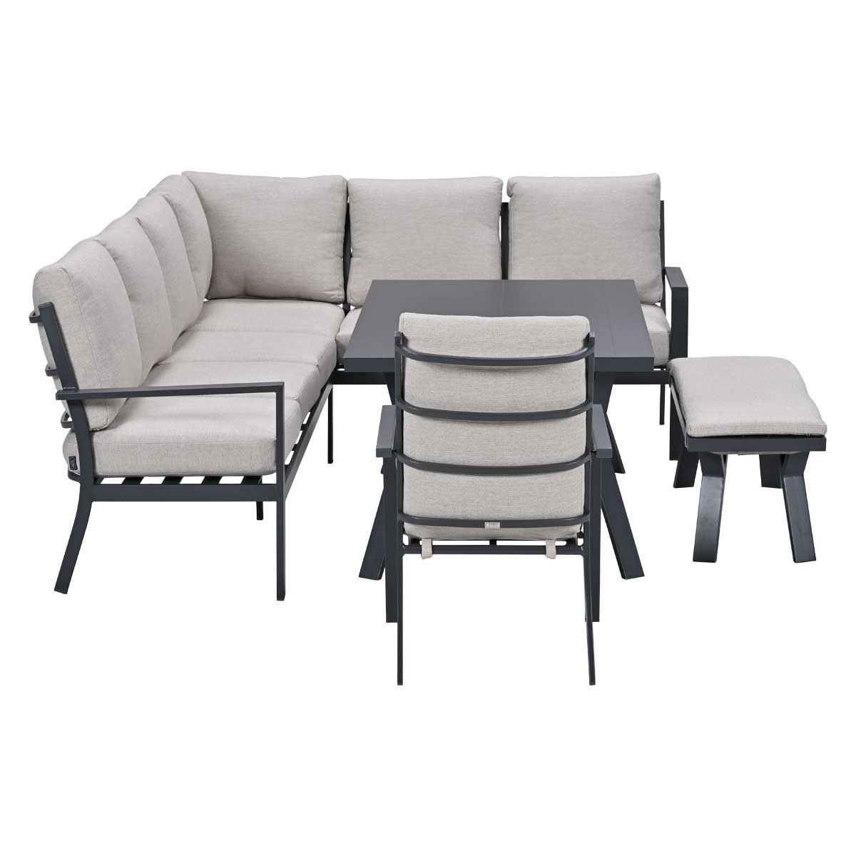 Grijze hoekbank met tafel, stoel en poef op witte achtergrond.