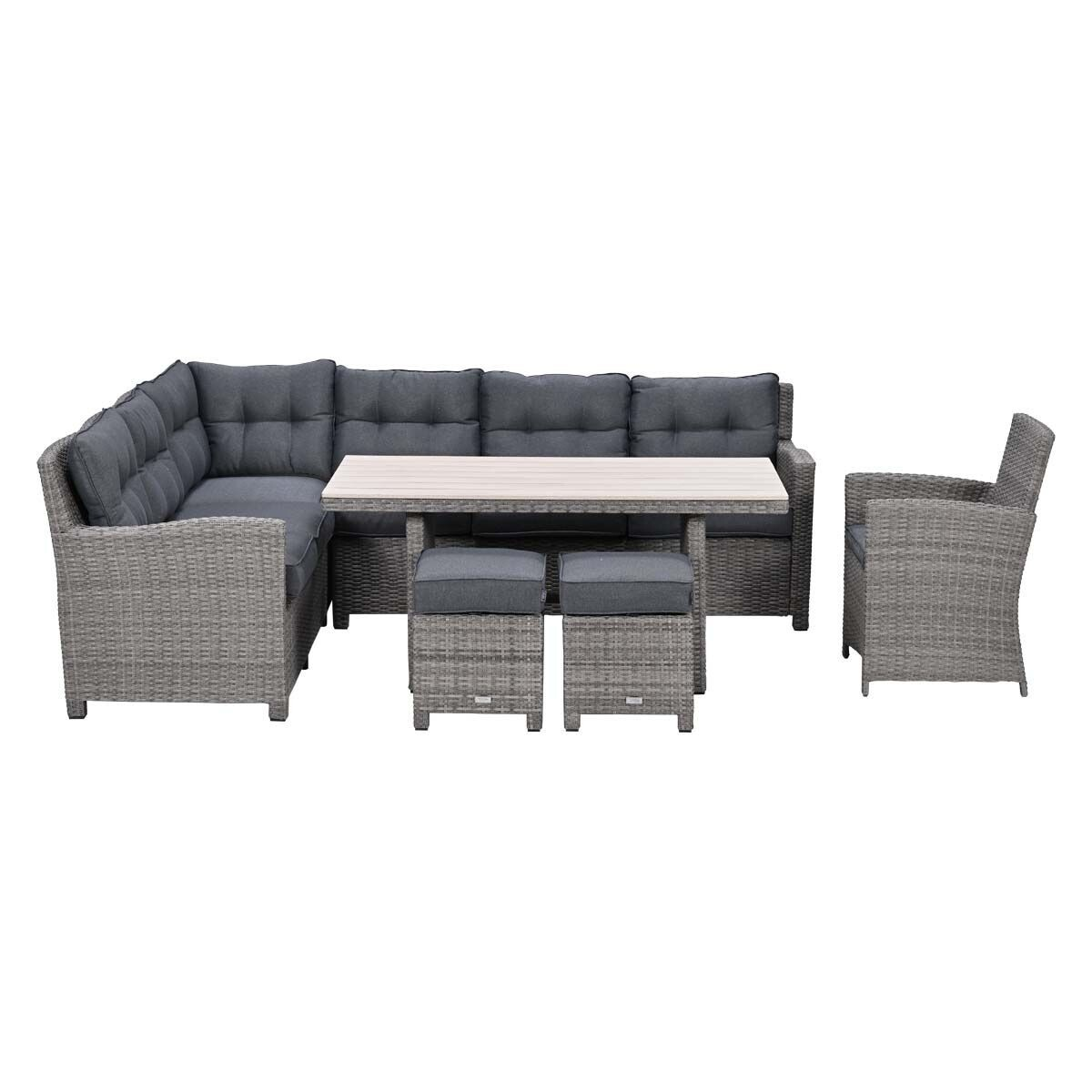 Grijze rotan loungeset met tafel, krukjes en fauteuil op witte achtergrond.