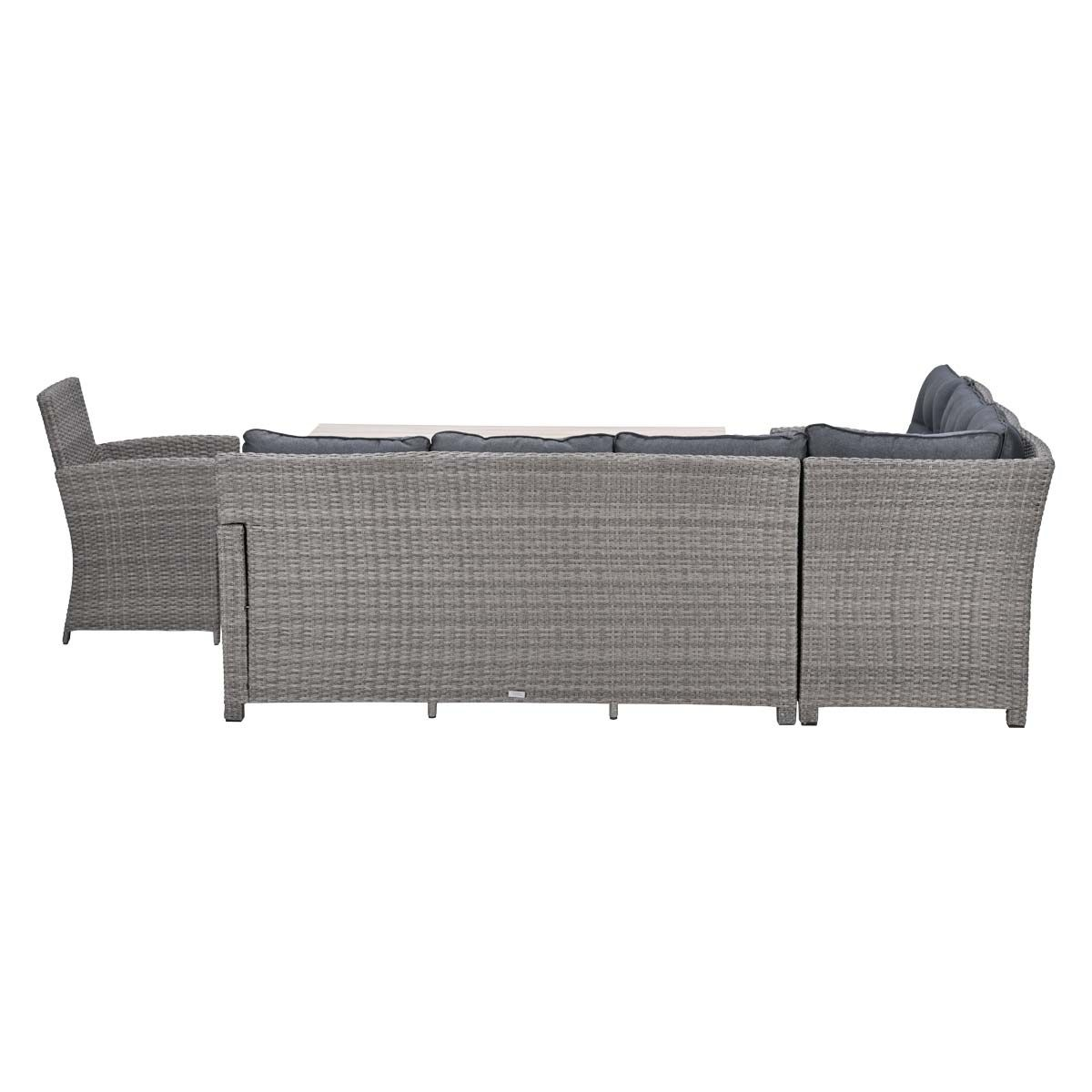 Grijze rotan lounge meubels met donkere kussens en tafel.