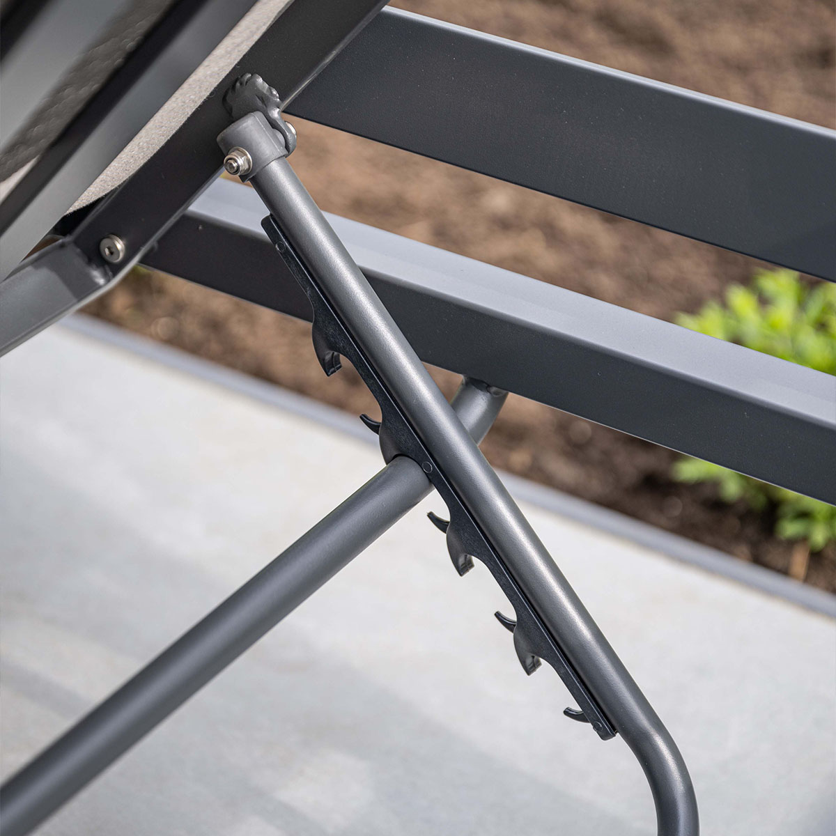 Grijs metalen frame van ligstoel met verstelmechanisme en inkepingen.