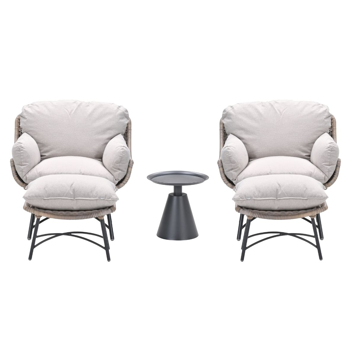 Twee beige fauteuils met voetenbankjes en een grijze tafel staan naast elkaar.