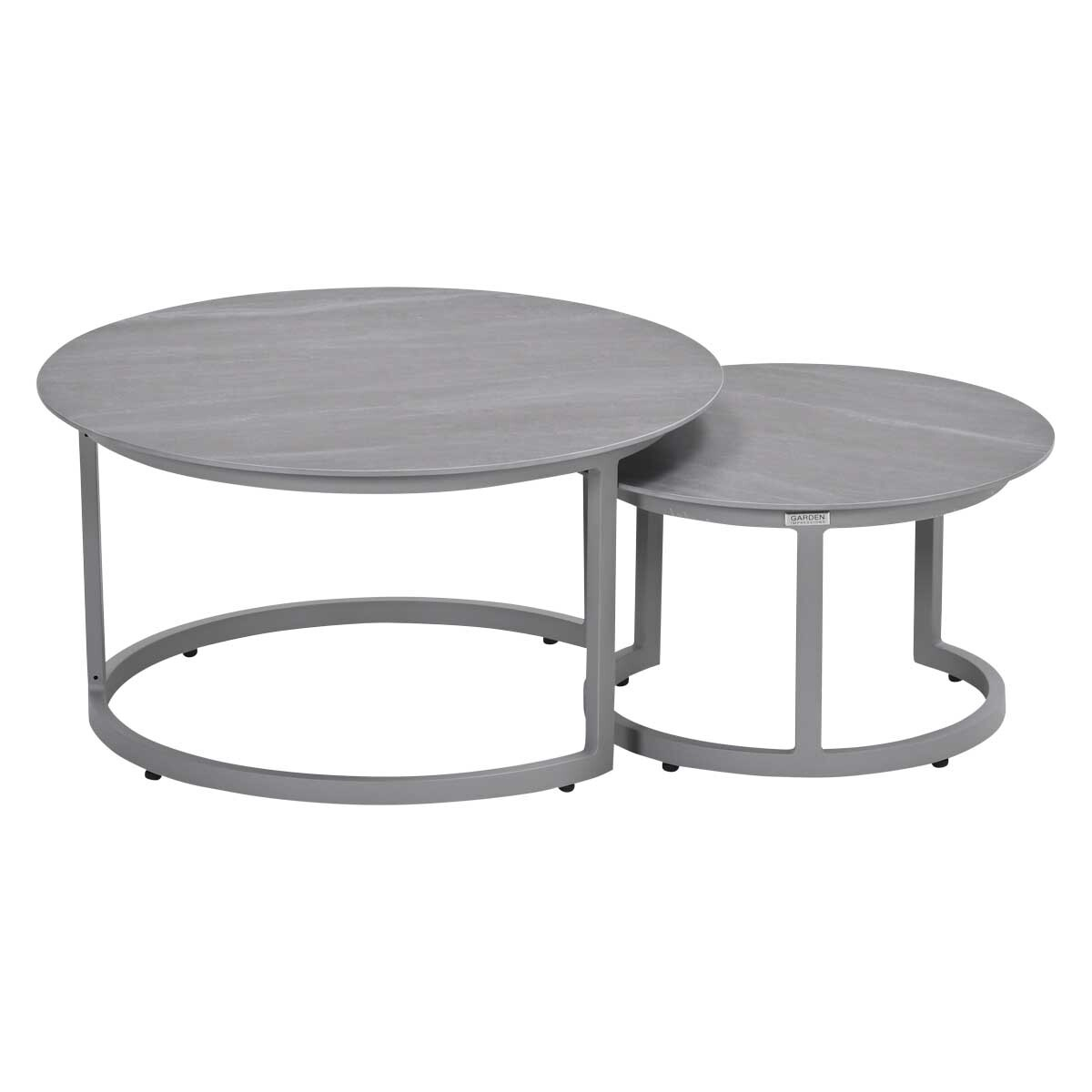 Twee grijze ronde salontafels, de een achter de ander, met metalen frames.