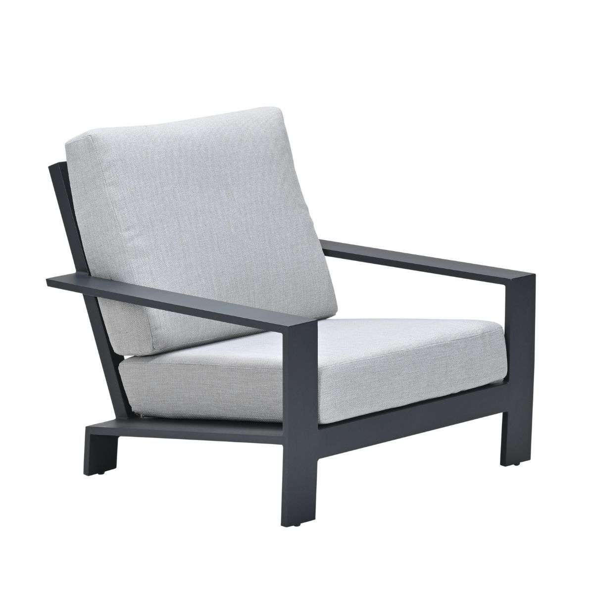 Een moderne grijze fauteuil met lichtgrijze kussens.