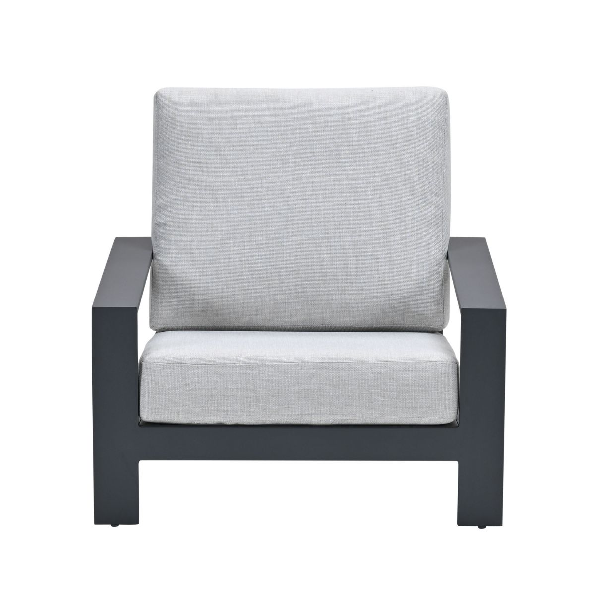 Een moderne grijze fauteuil met kussens op witte achtergrond.