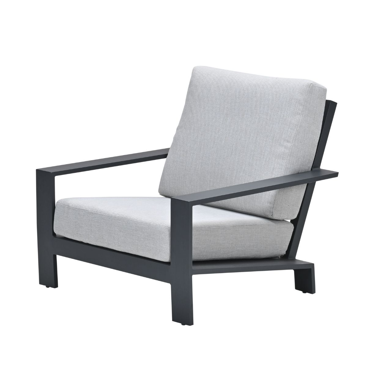 Grijze fauteuil met donker metalen frame en lichtgrijze kussens.