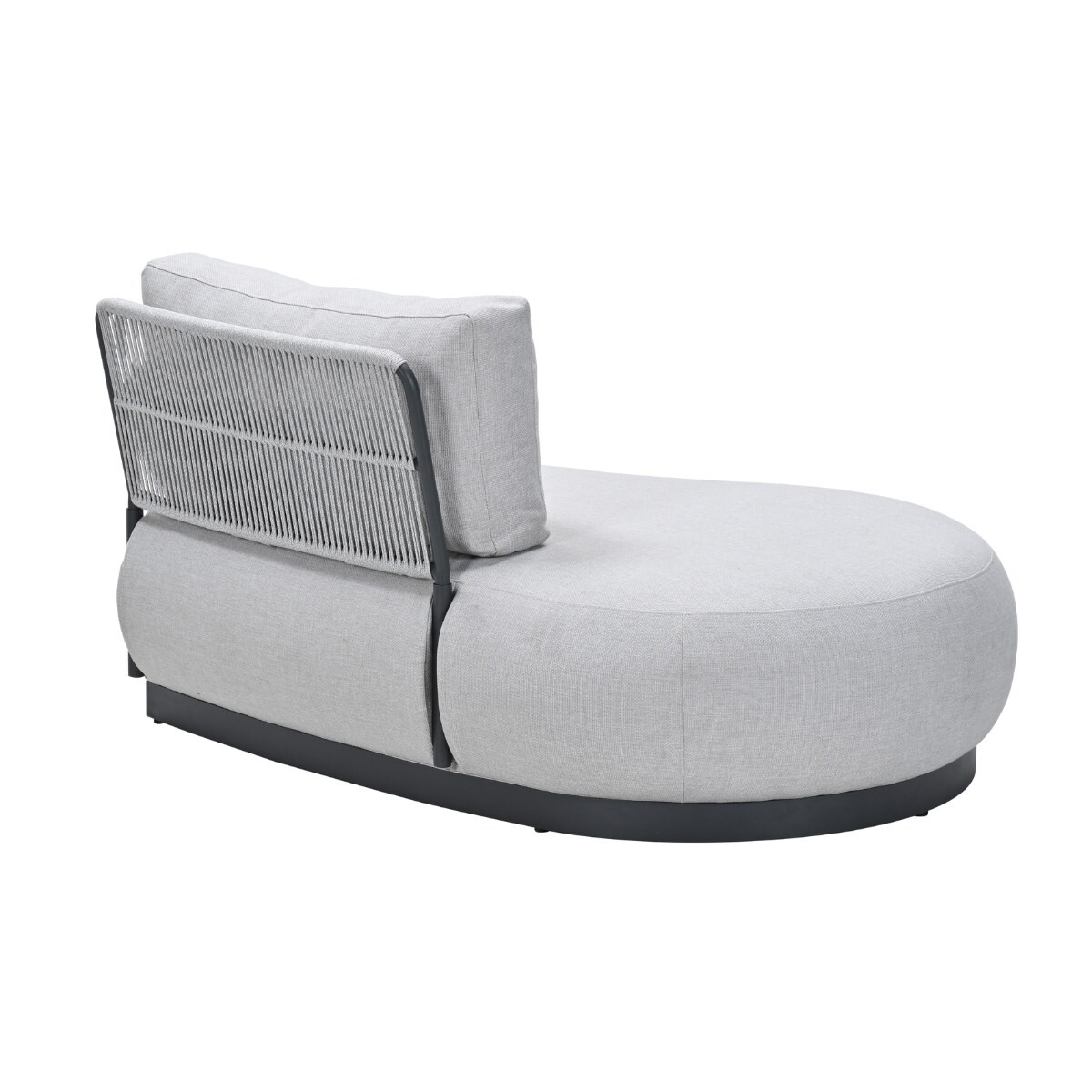 Een ovale, lichtgrijze loungestoel met een donkere basis en een geweven touw rugleuning.