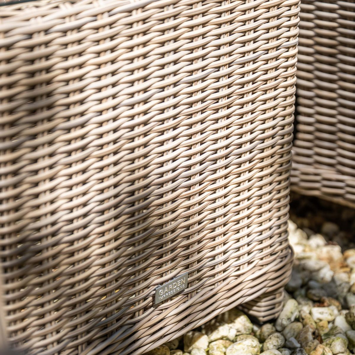 Close-up van beige rotan weefsel met metalen label.