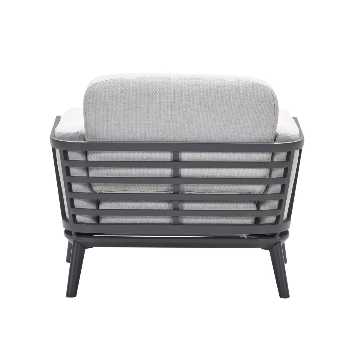 Achterkant van een grijze fauteuil met stoffen kussens en donker metalen frame.