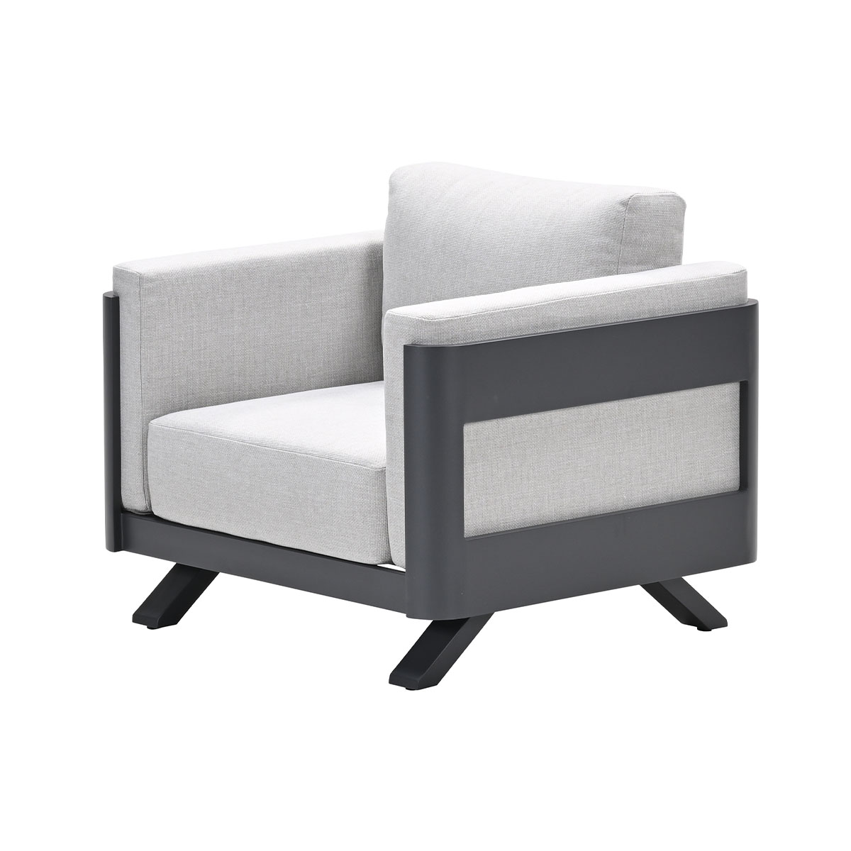 Een moderne fauteuil met lichtgrijs stof en donker metalen frame.