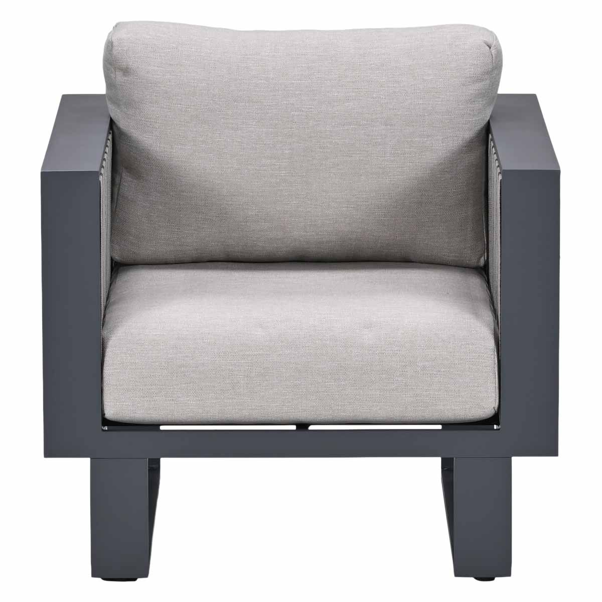 Een grijze fauteuil met kussens en een donker metalen frame.