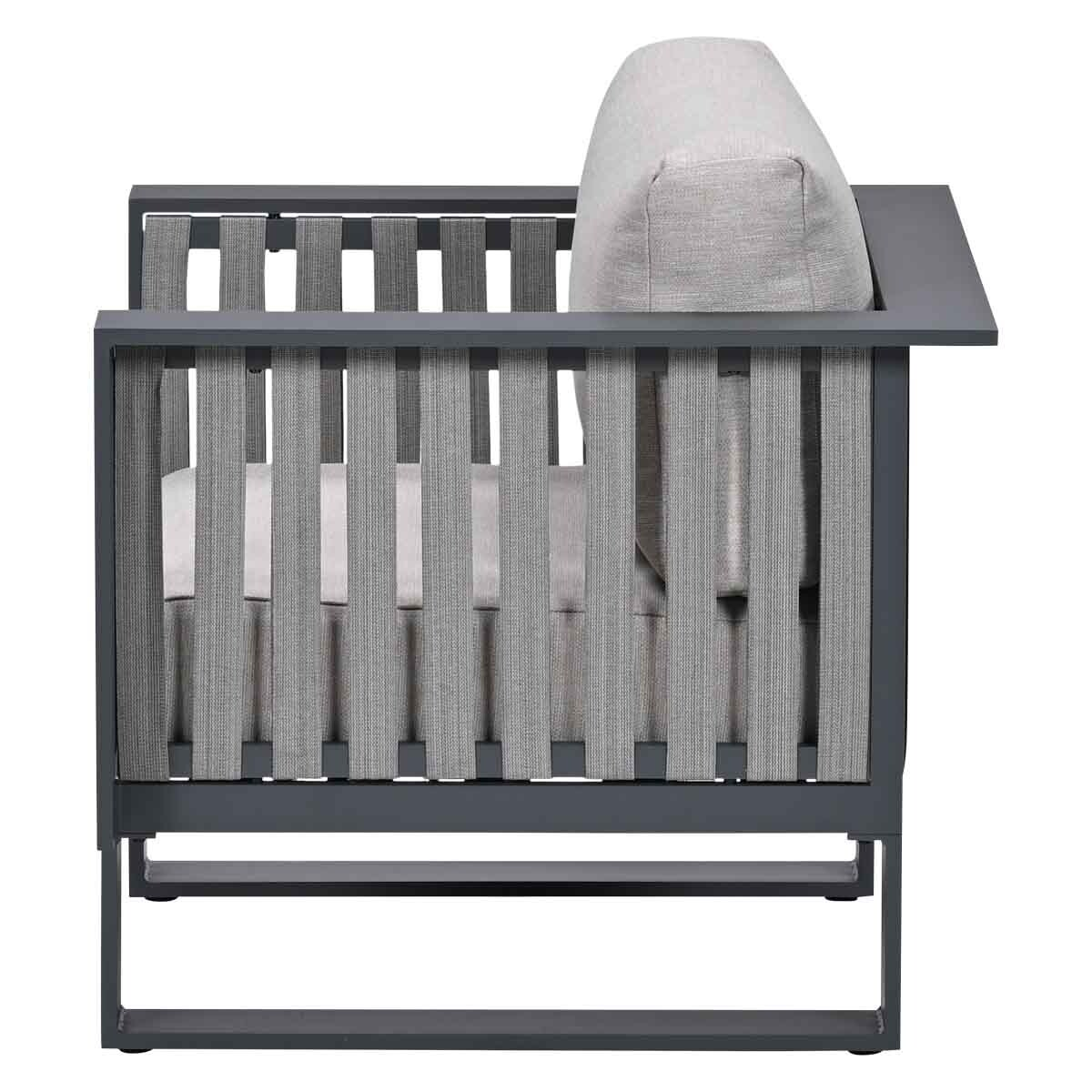 Grijze fauteuil met grijs kussen en webbing accenten op witte achtergrond.