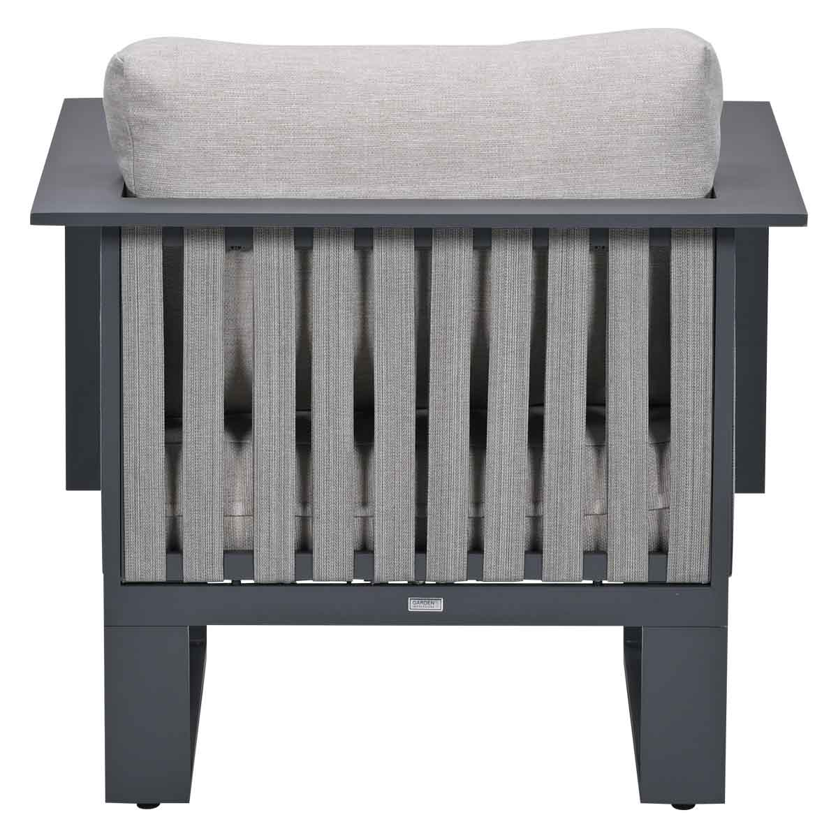 Grijze fauteuil met stoffen kussens en verticale banden.