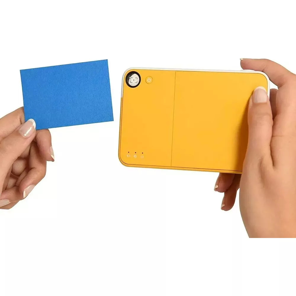 Una mano sostiene una tarjeta azul, otra mano sostiene un dispositivo amarillo.