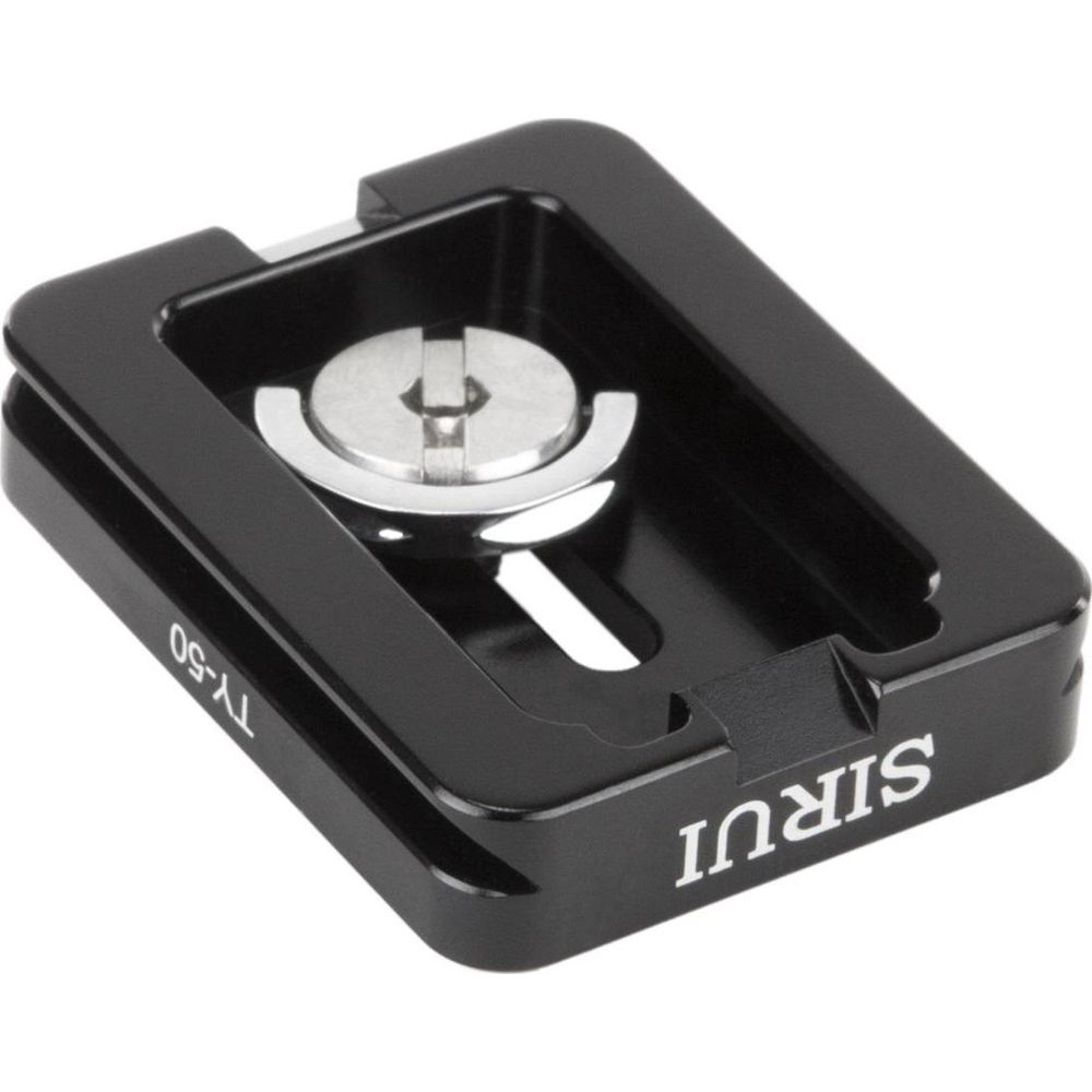 Schwarze Kamera-Schnellwechselplatte mit silbernem Verriegelungsmechanismus und Gravur.