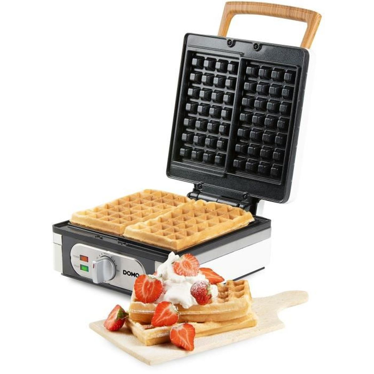 Ein offener Waffelautomat mit zwei fertigen Waffeln und garnierten Waffeln daneben.