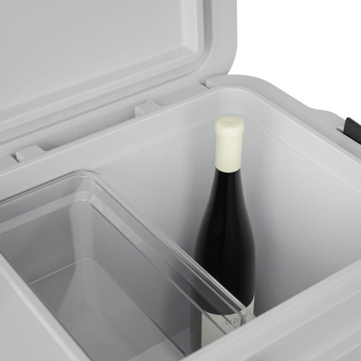 Una bottiglia di vino nera con tappo chiaro dentro un box frigo grigio.