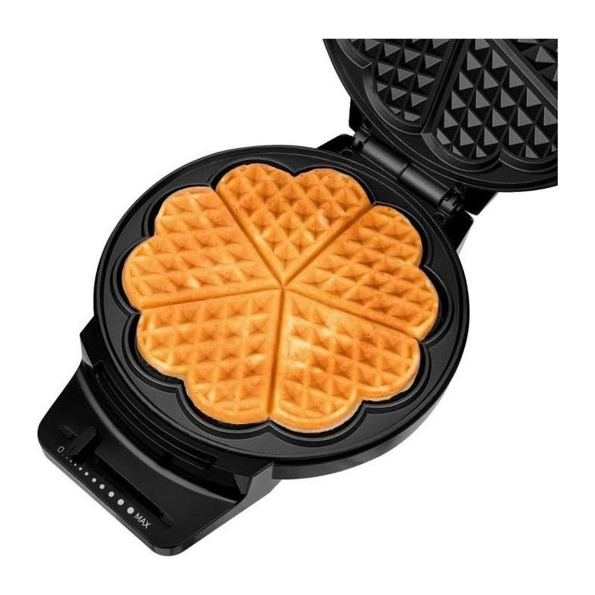Ein offener Waffelautomat mit einem fertig gebackenen Herz-Waffel darin.