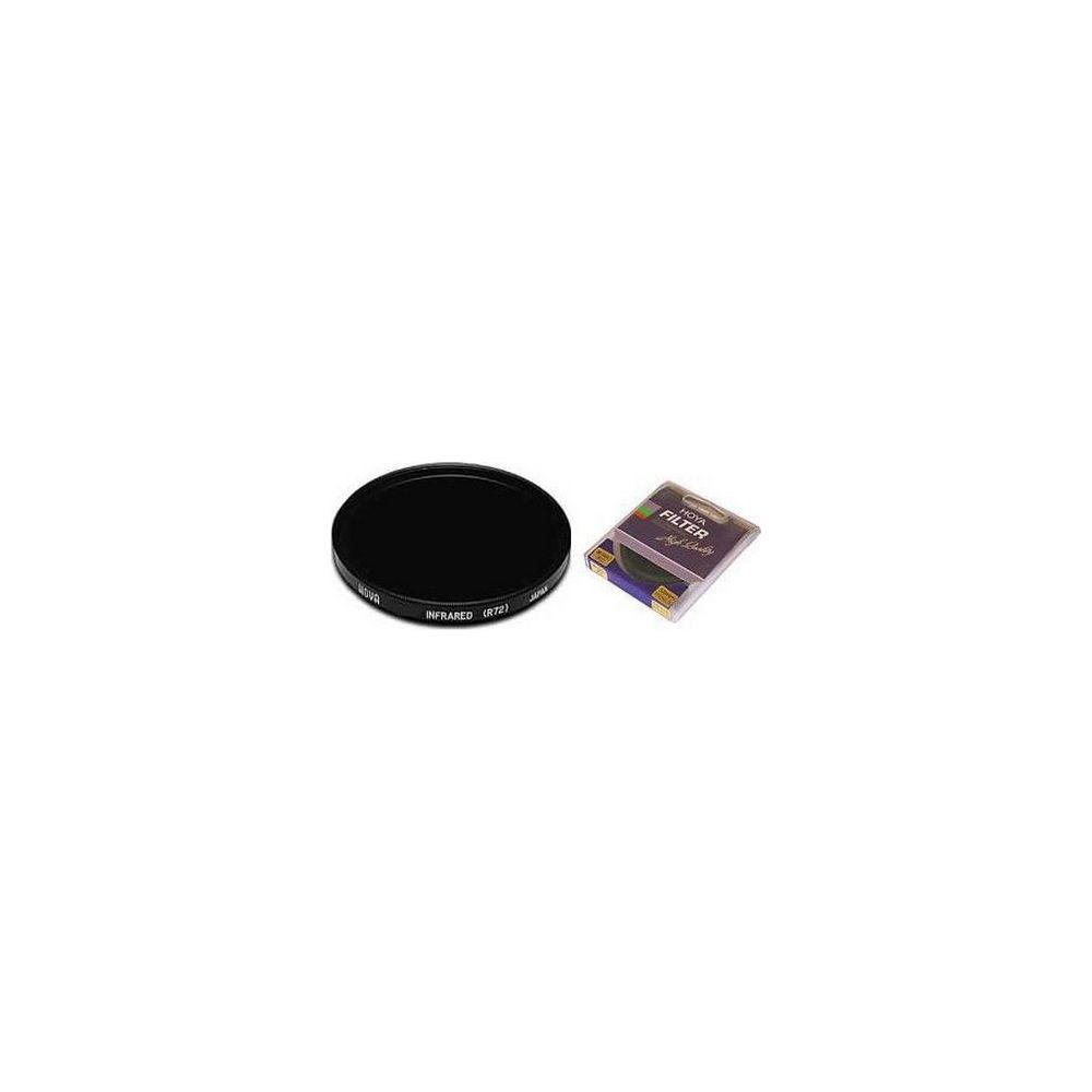 Ein schwarzer Hoya IR (R72) Filter und eine Hoya Filter-Verpackung auf weißem Grund.